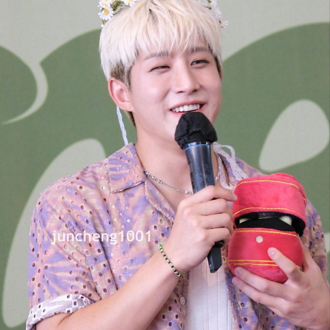 Latest photo of Jinjin (ASTRO)