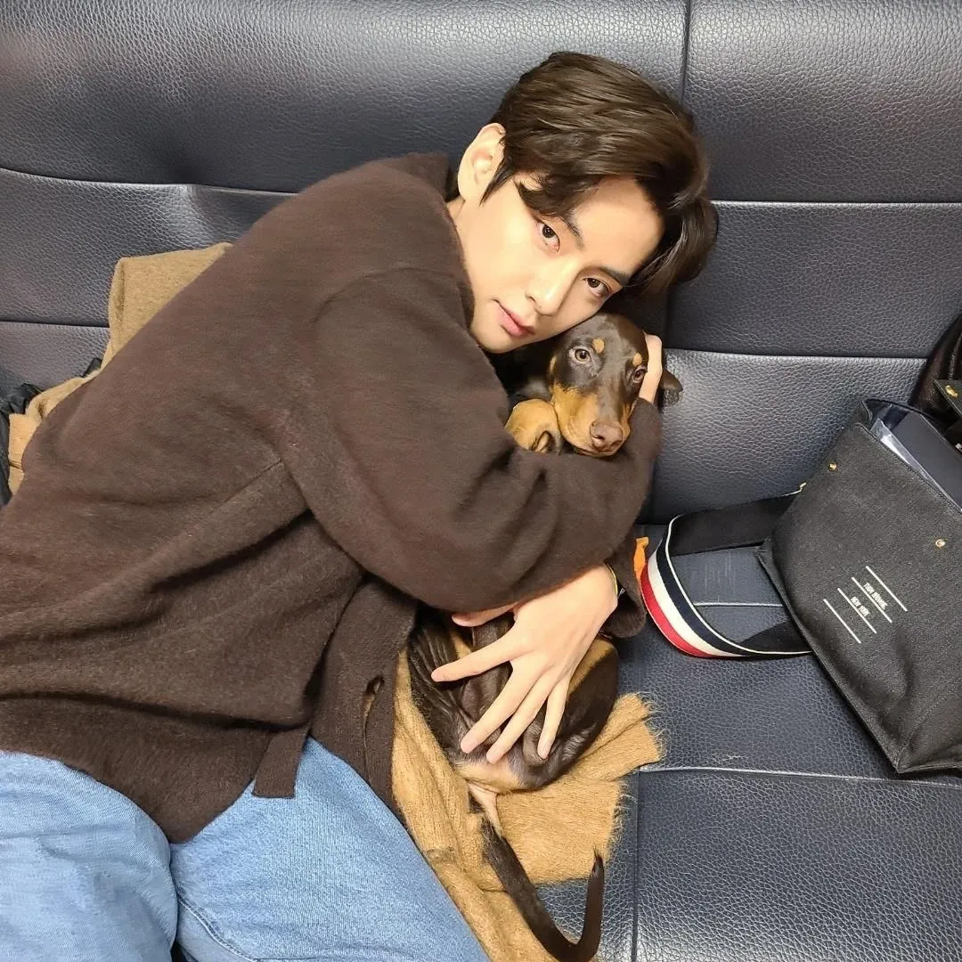 Foto aktivitas terbaru V (BTS)