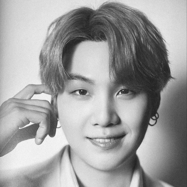 Foto aktivitas terbaru SUGA (BTS)