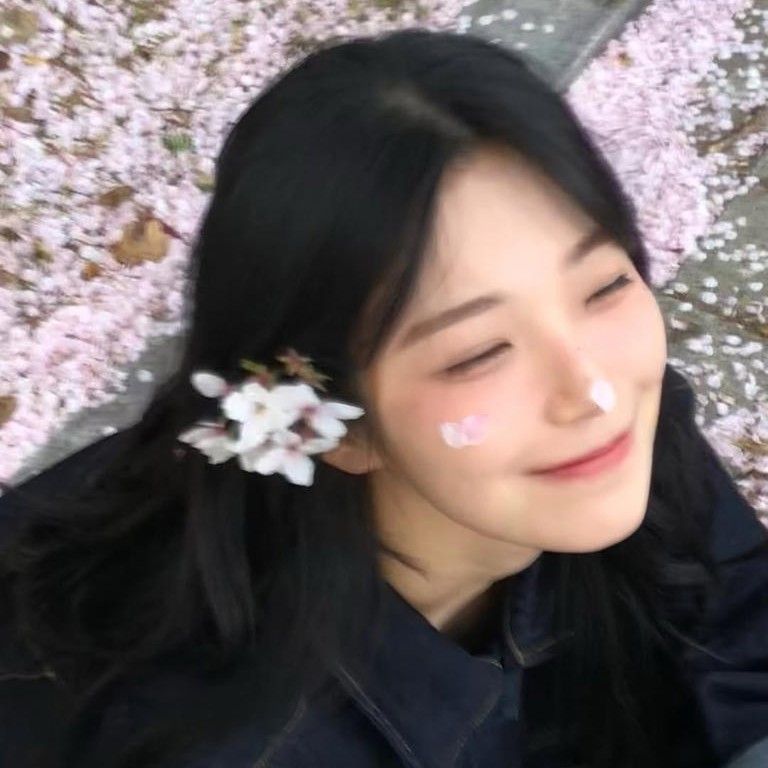Recent activity shot of Baek Jiheon (fromis_9)
