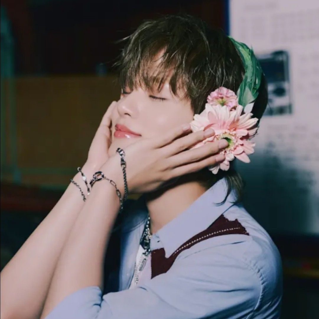 A moment captured by Lee Daehwi (AB6IX)'s fan