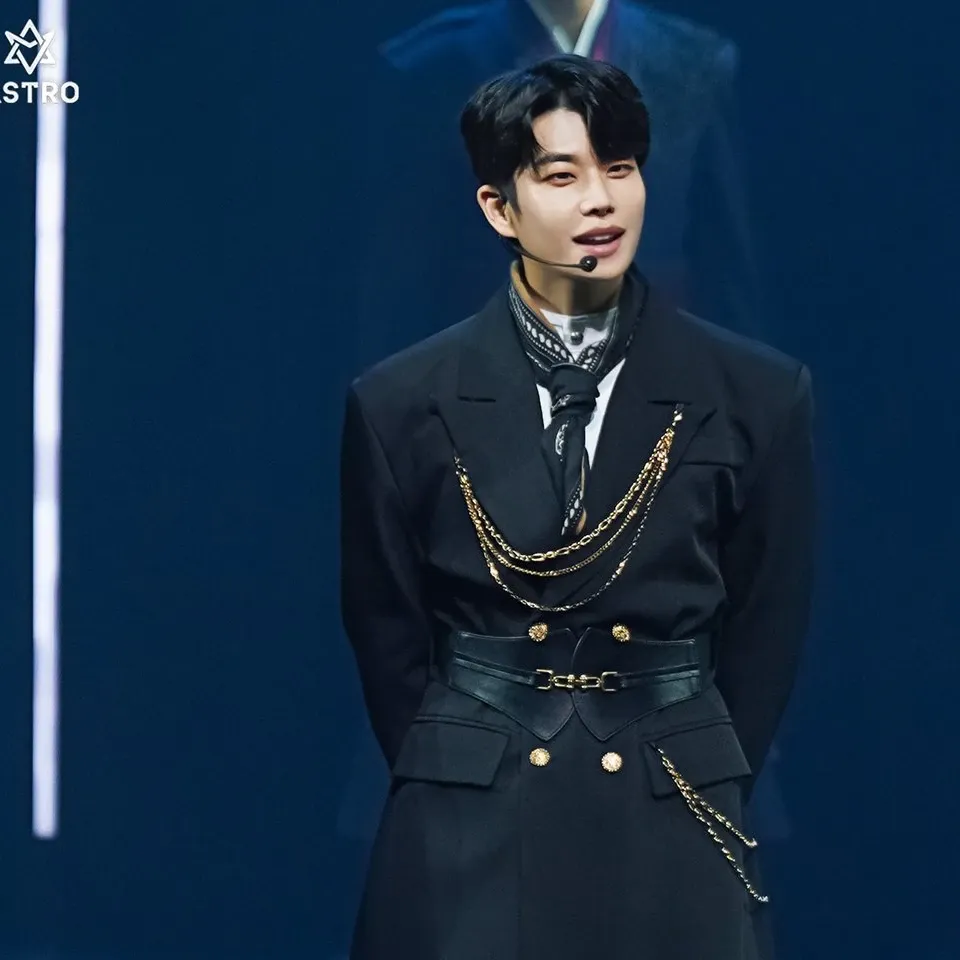 A moment captured by MJ (ASTRO)'s fan