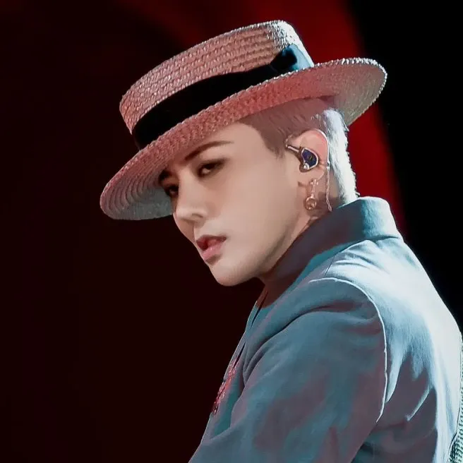 Foto aktivitas terbaru G-DRAGON (BIGBANG)