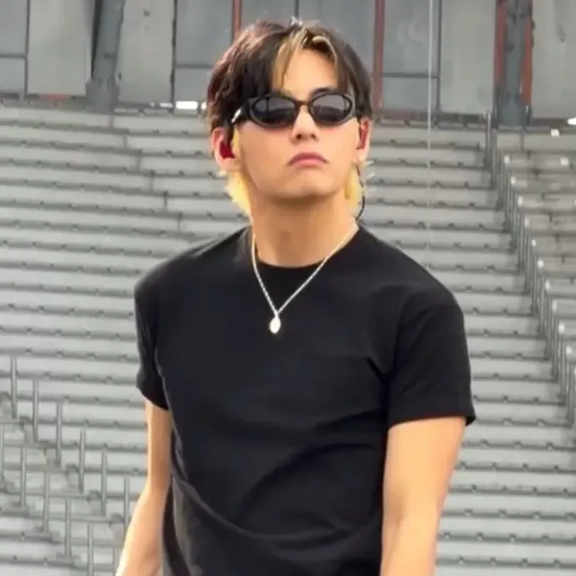 Foto aktivitas terbaru V (BTS)