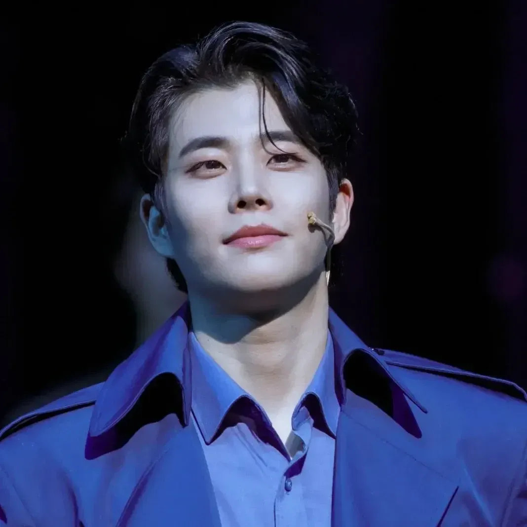 A moment captured by MJ (ASTRO)'s fan