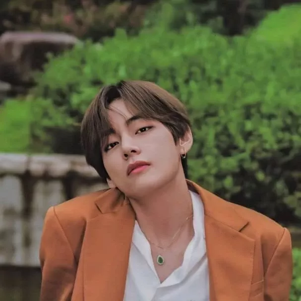 뷔 (방탄소년단)의 최신 사진