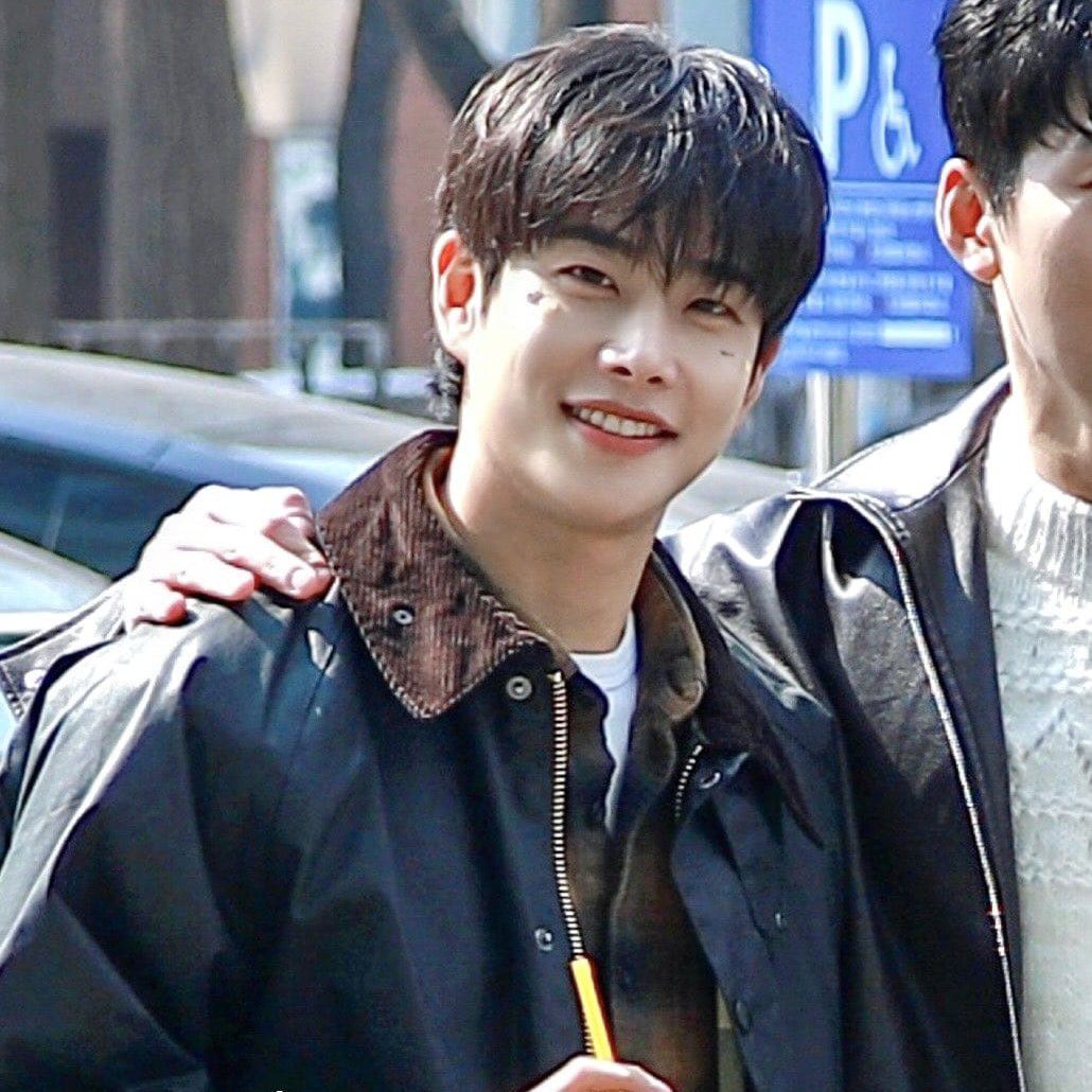 A moment captured by MJ (ASTRO)'s fan