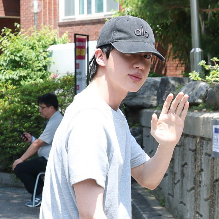 Momen yang diabadikan oleh penggemar Jin (BTS)
