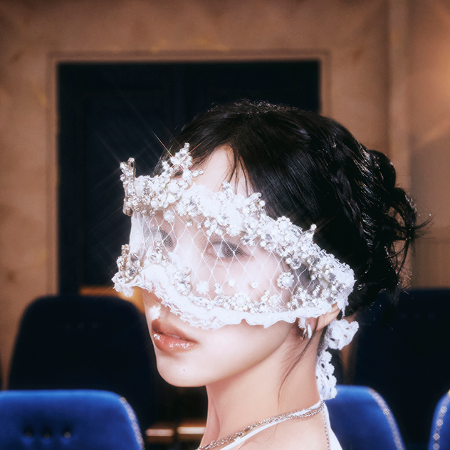 Behind-the-scenes cut of Mina (TWICE)