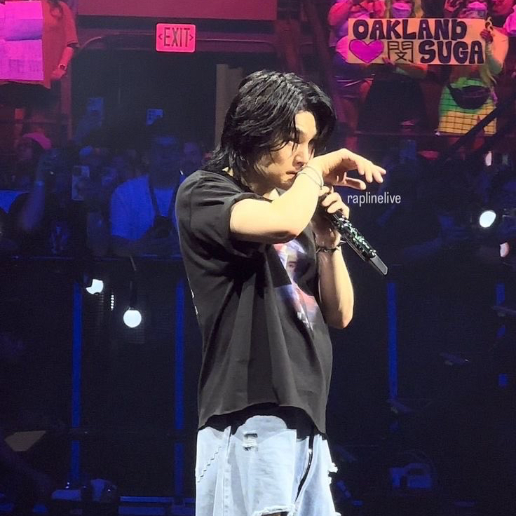 Foto aktivitas terbaru SUGA (BTS)