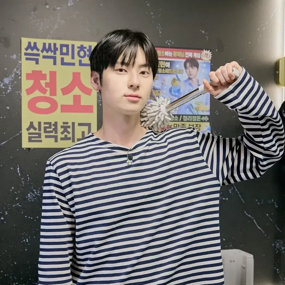 A moment captured by Hwang Minhyun's fan