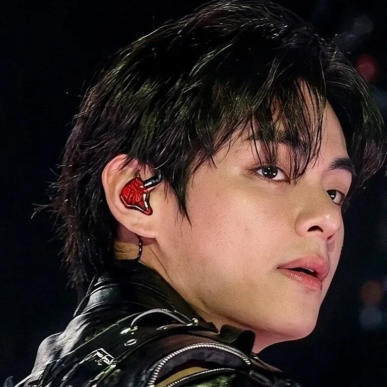 Behind-the-scenes cut of V (BTS)