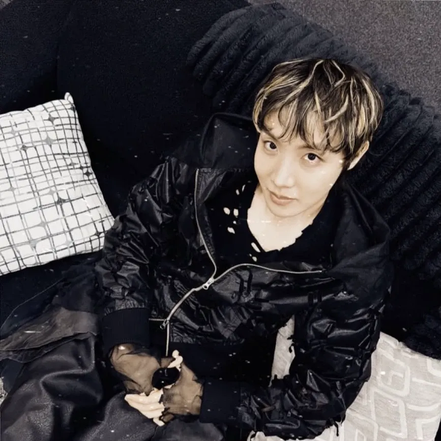 Foto terbaru j-hope (BTS)