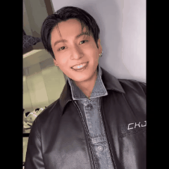 Foto aktivitas terbaru Jungkook (BTS)