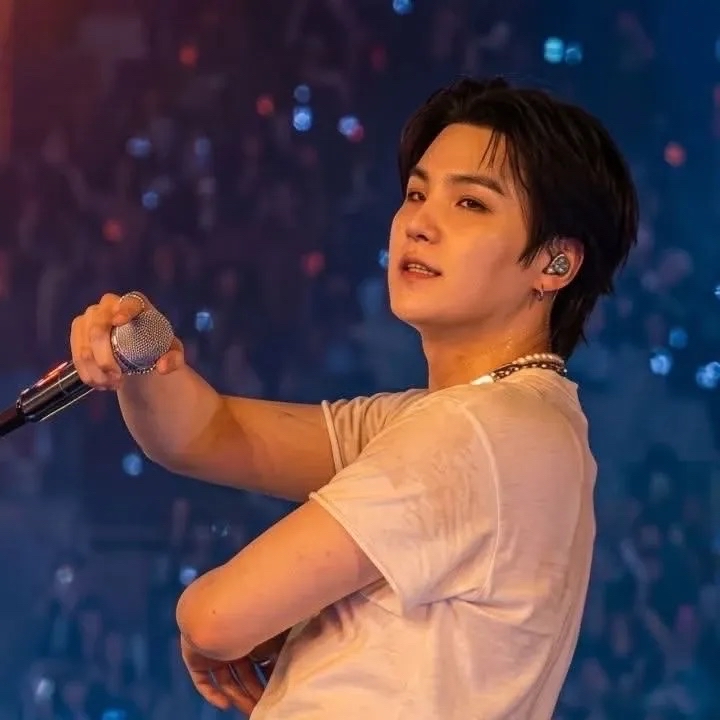 Foto aktivitas terbaru SUGA (BTS)