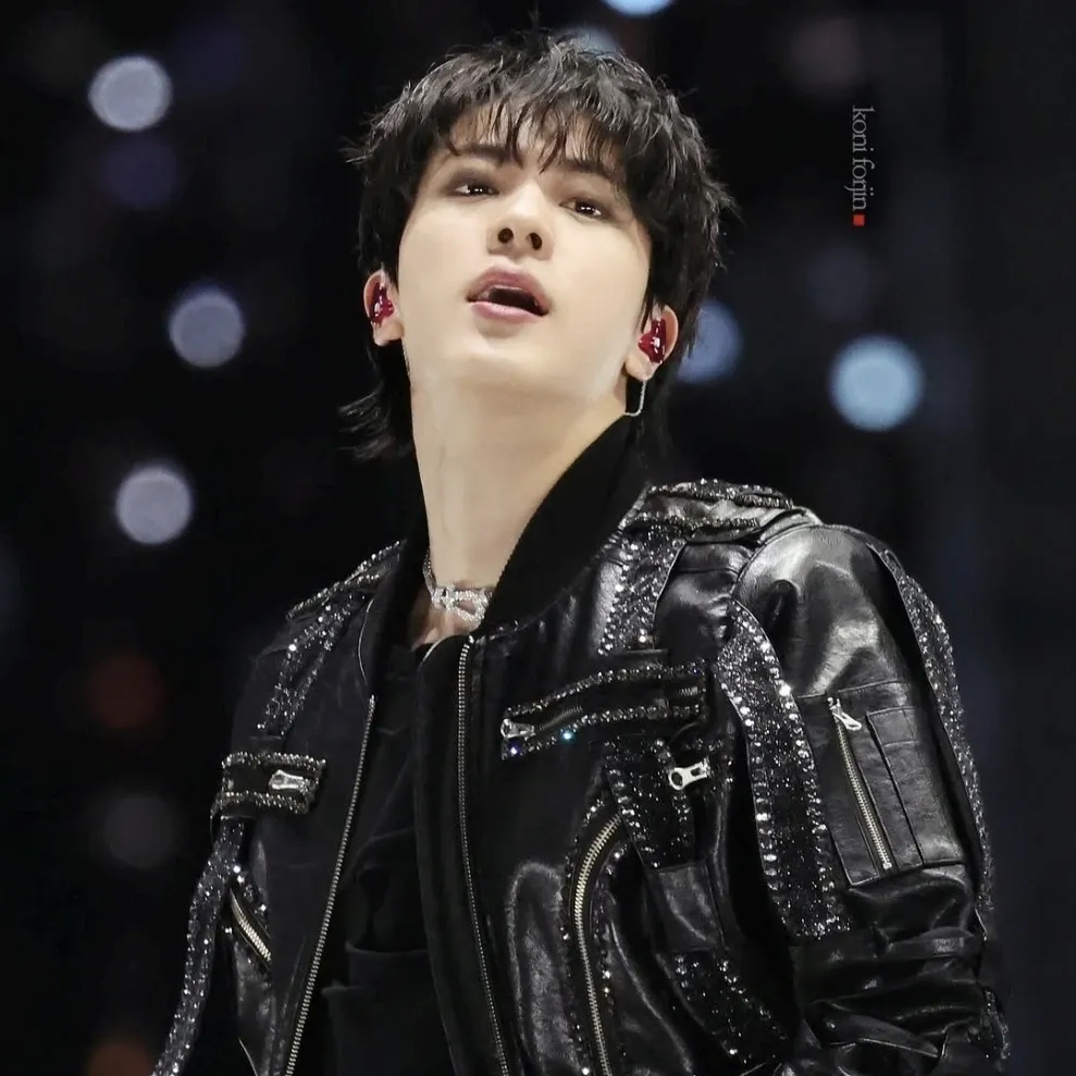 Foto aktivitas terbaru Jin (BTS)