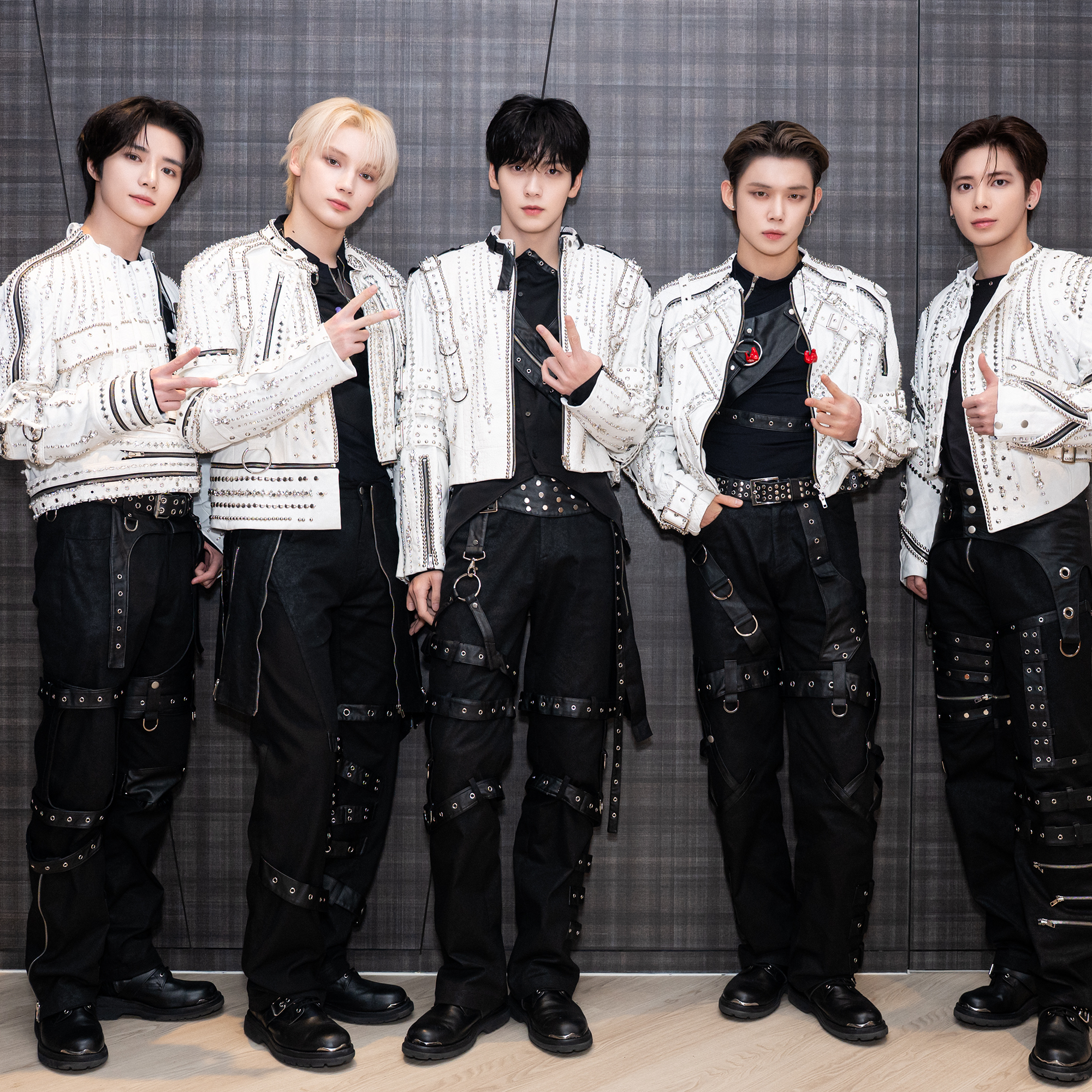 Foto aktivitas terbaru TOMORROW X TOGETHER