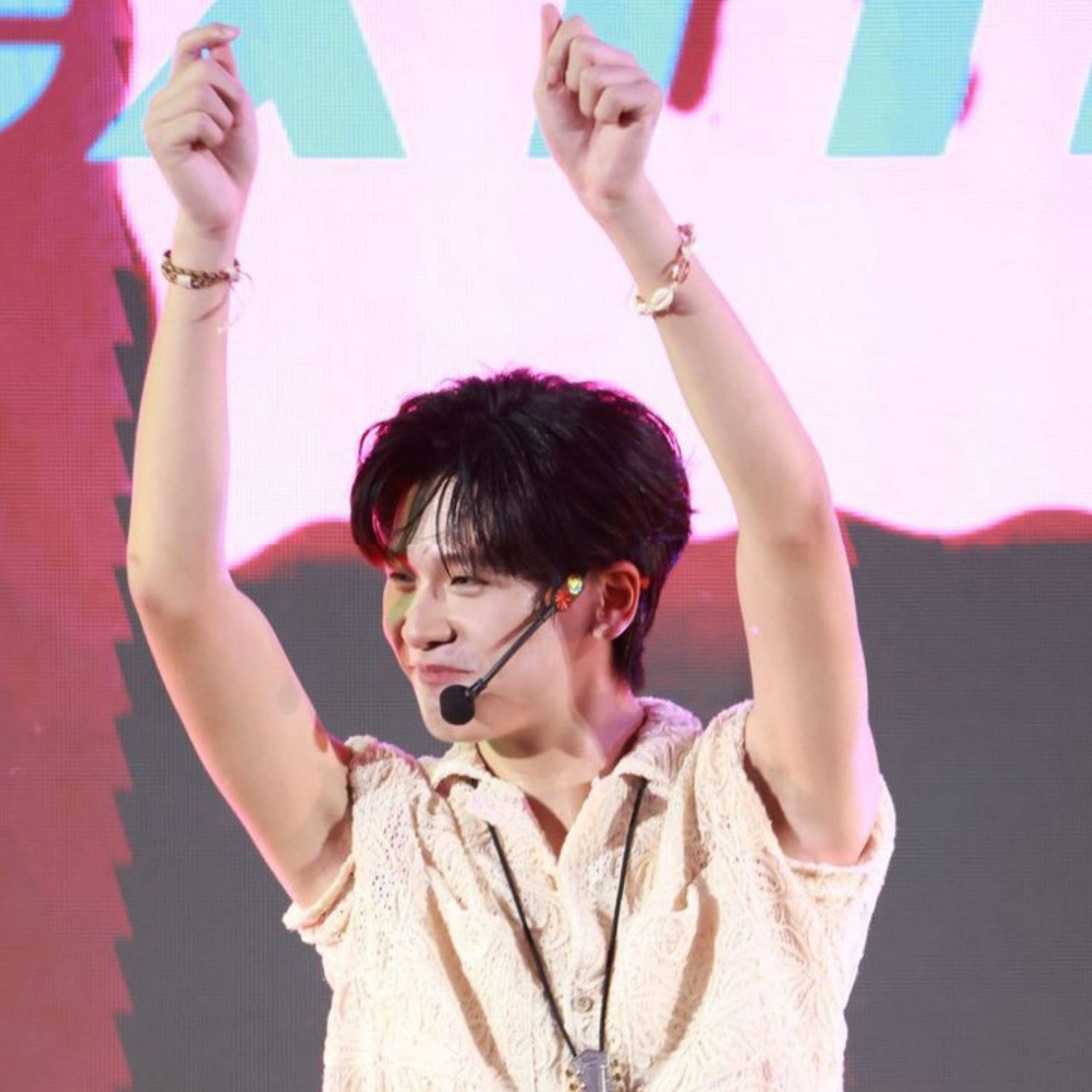 Behind-the-scenes cut of Shen (NexT1DE)