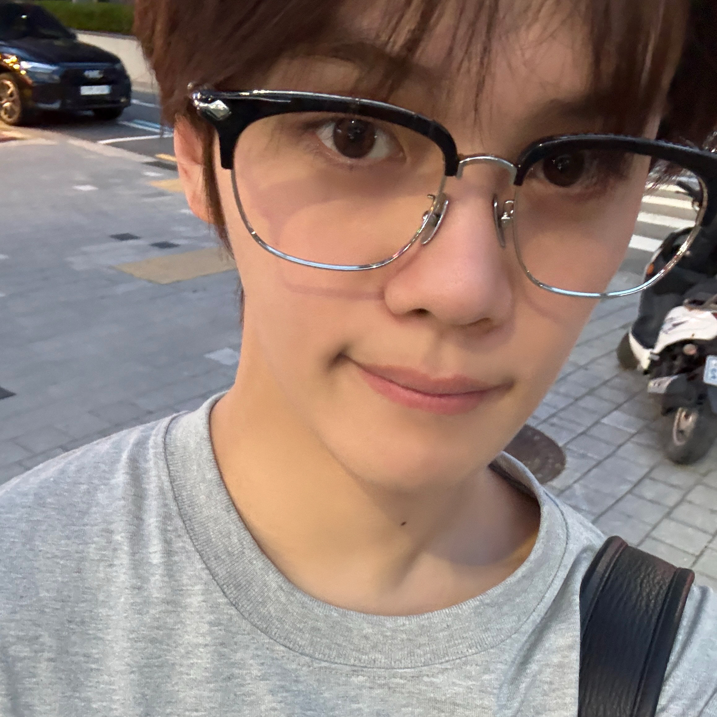 A moment captured by Kim Gyuvin (AND2BLE)'s fan