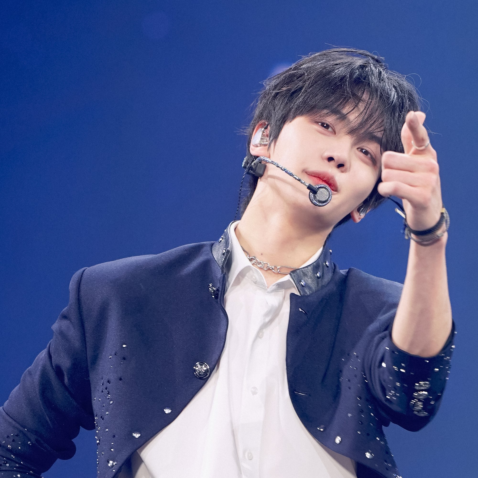 Behind-the-scenes cut of Kim Gyuvin