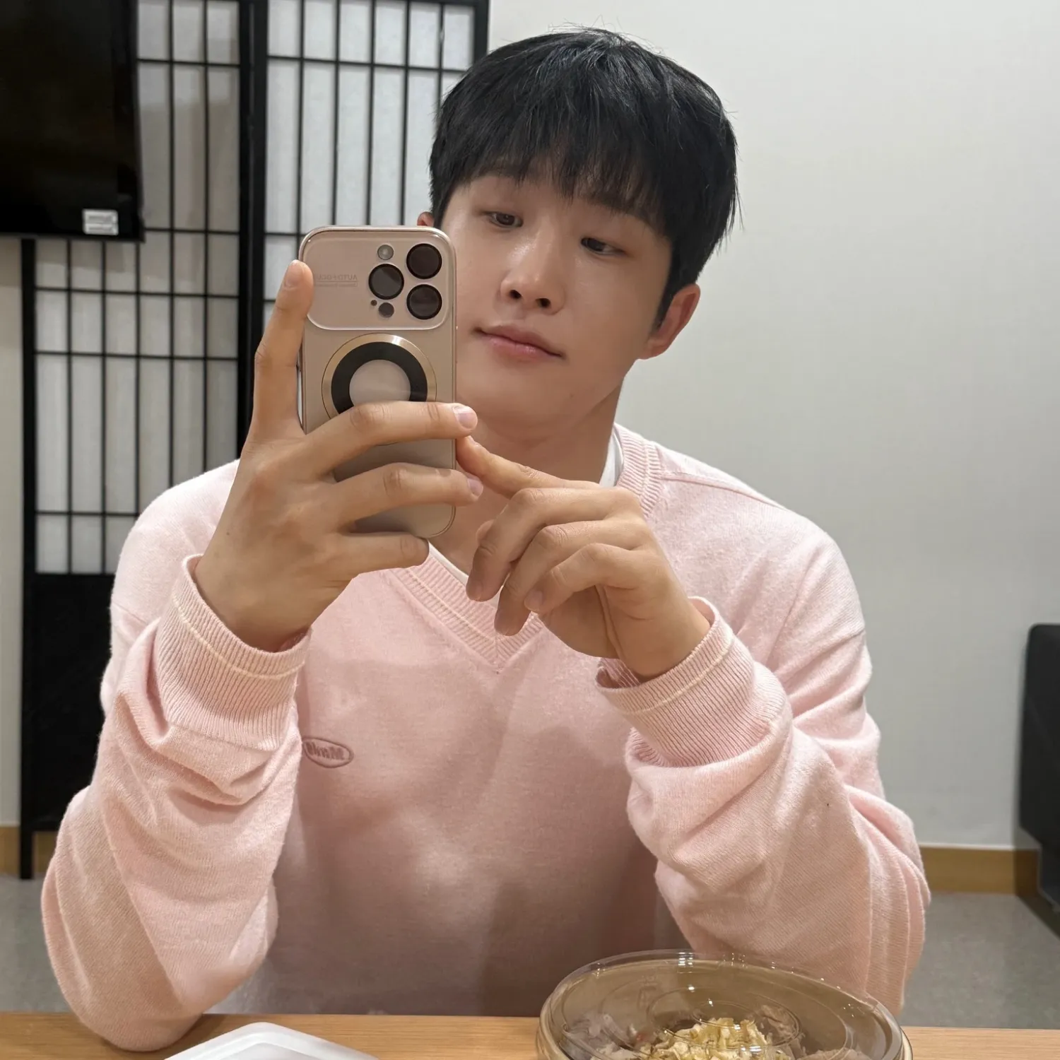 A moment captured by Jinjin (ASTRO)'s fan