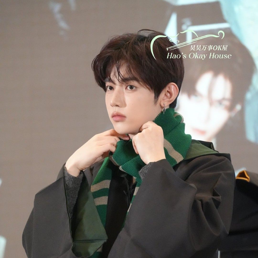 A moment captured by Zhang Hao's fan