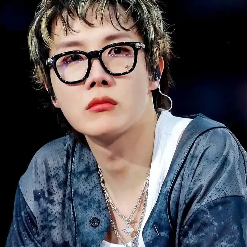 Foto terbaru j-hope (BTS)