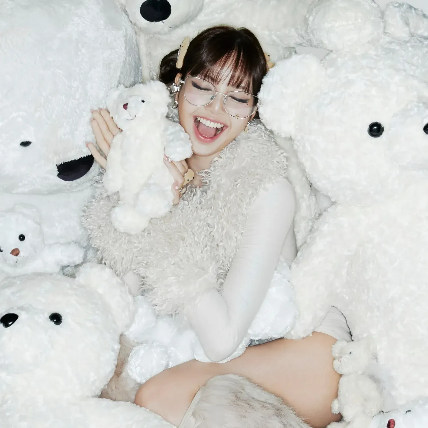 Behind-the-scenes cut of Lisa (BLACKPINK)