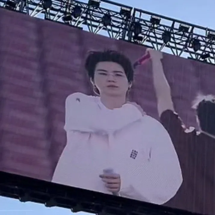 Foto aktivitas terbaru SUGA (BTS)