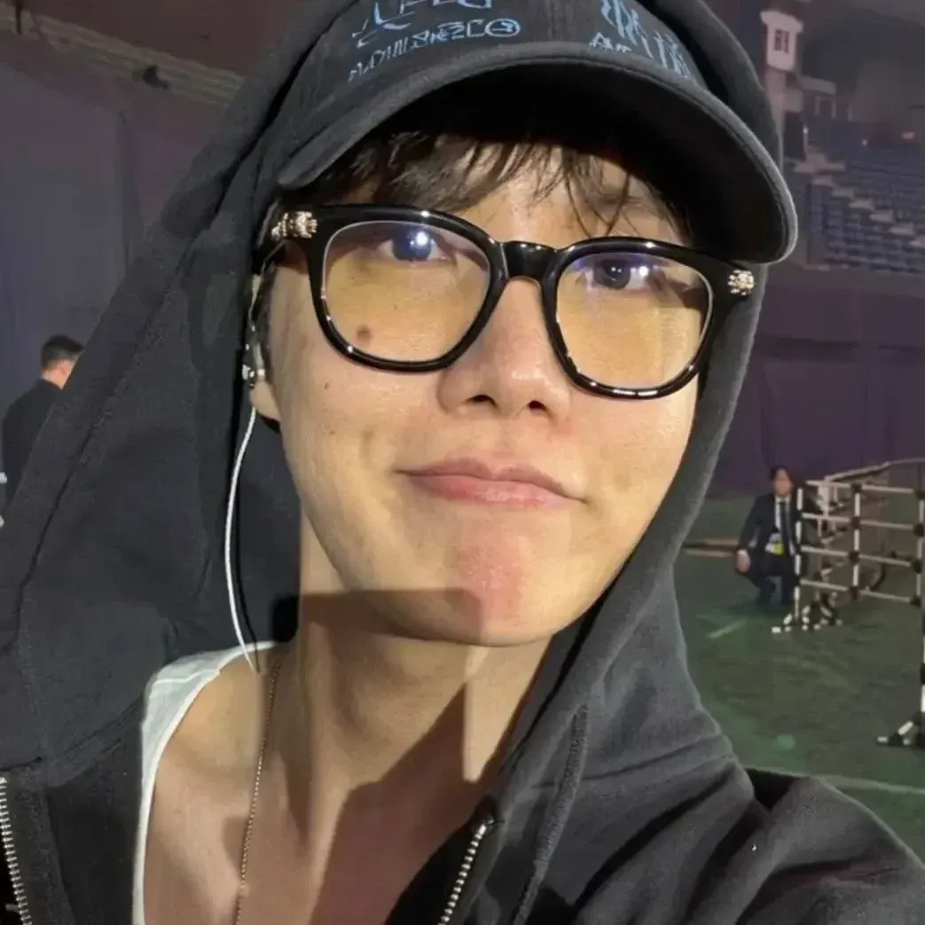 Foto terbaru j-hope (BTS)
