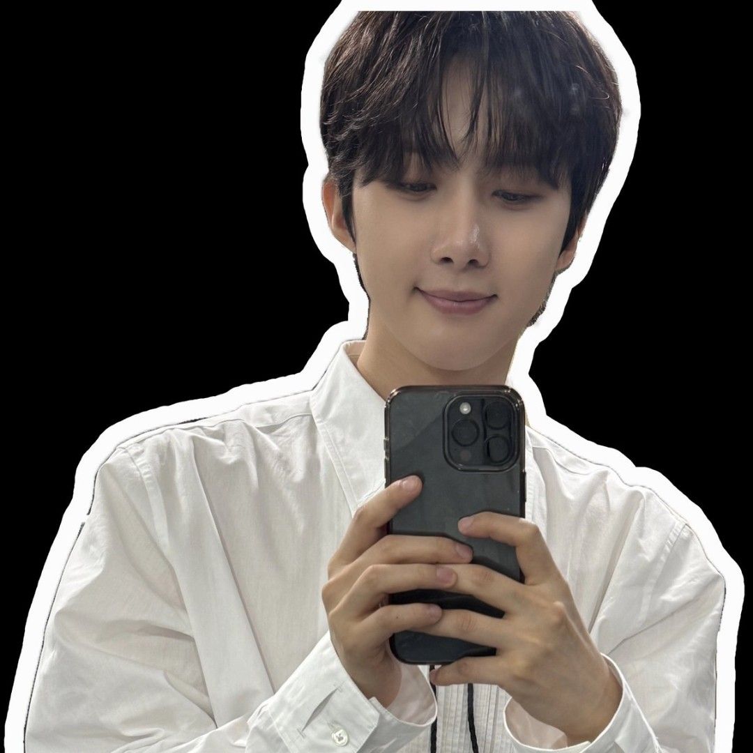 A moment captured by Hui (PENTAGON)'s fan