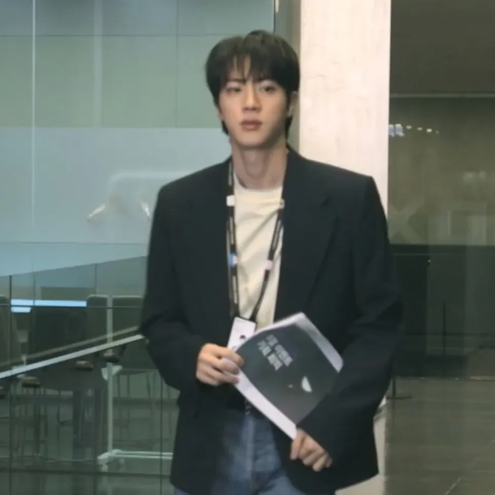 Momen yang diabadikan oleh penggemar Jin (BTS)