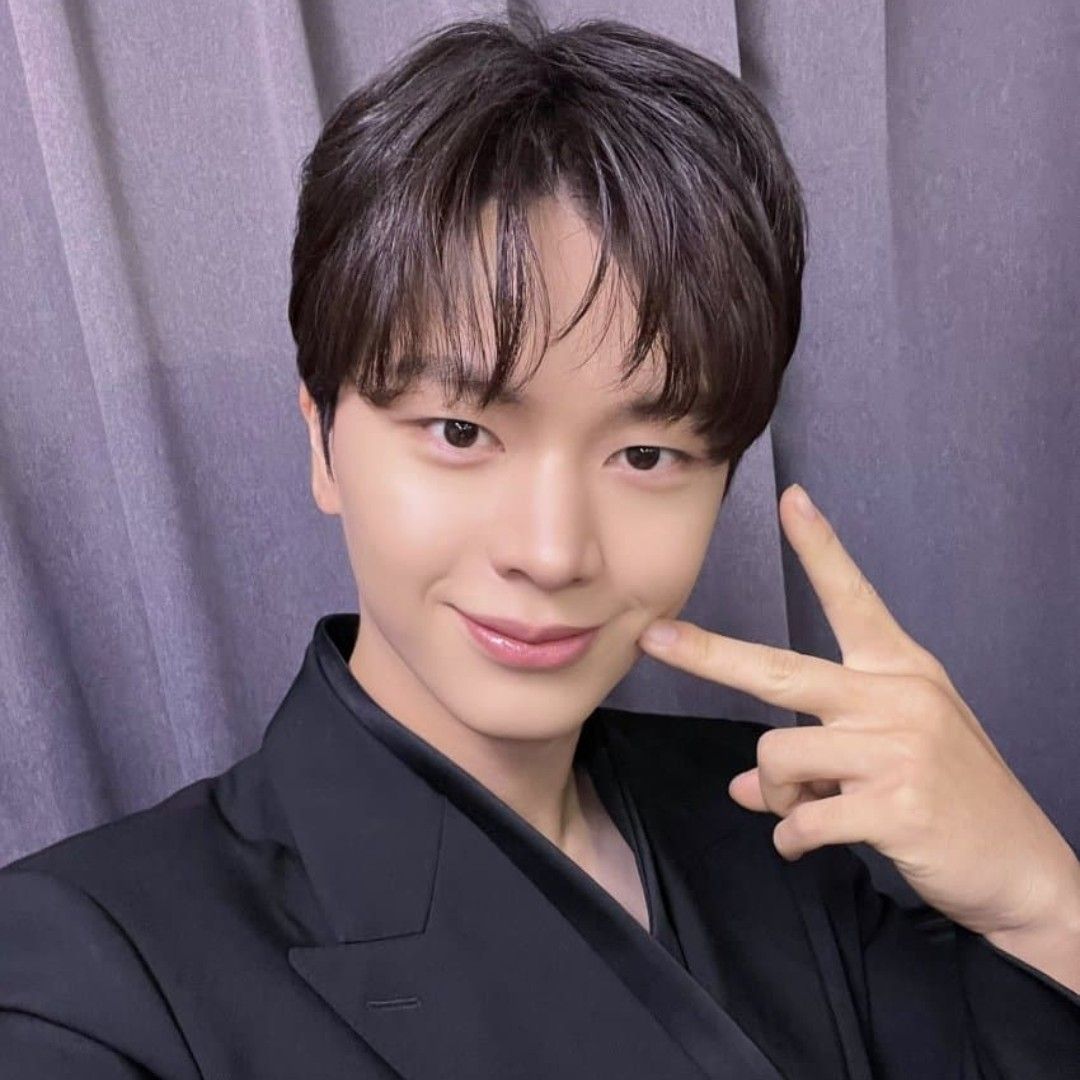 Latest photo of Yook Sungjae (BTOB)