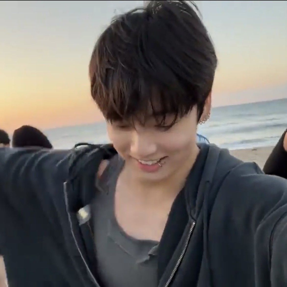 Foto aktivitas terbaru Jungkook (BTS)