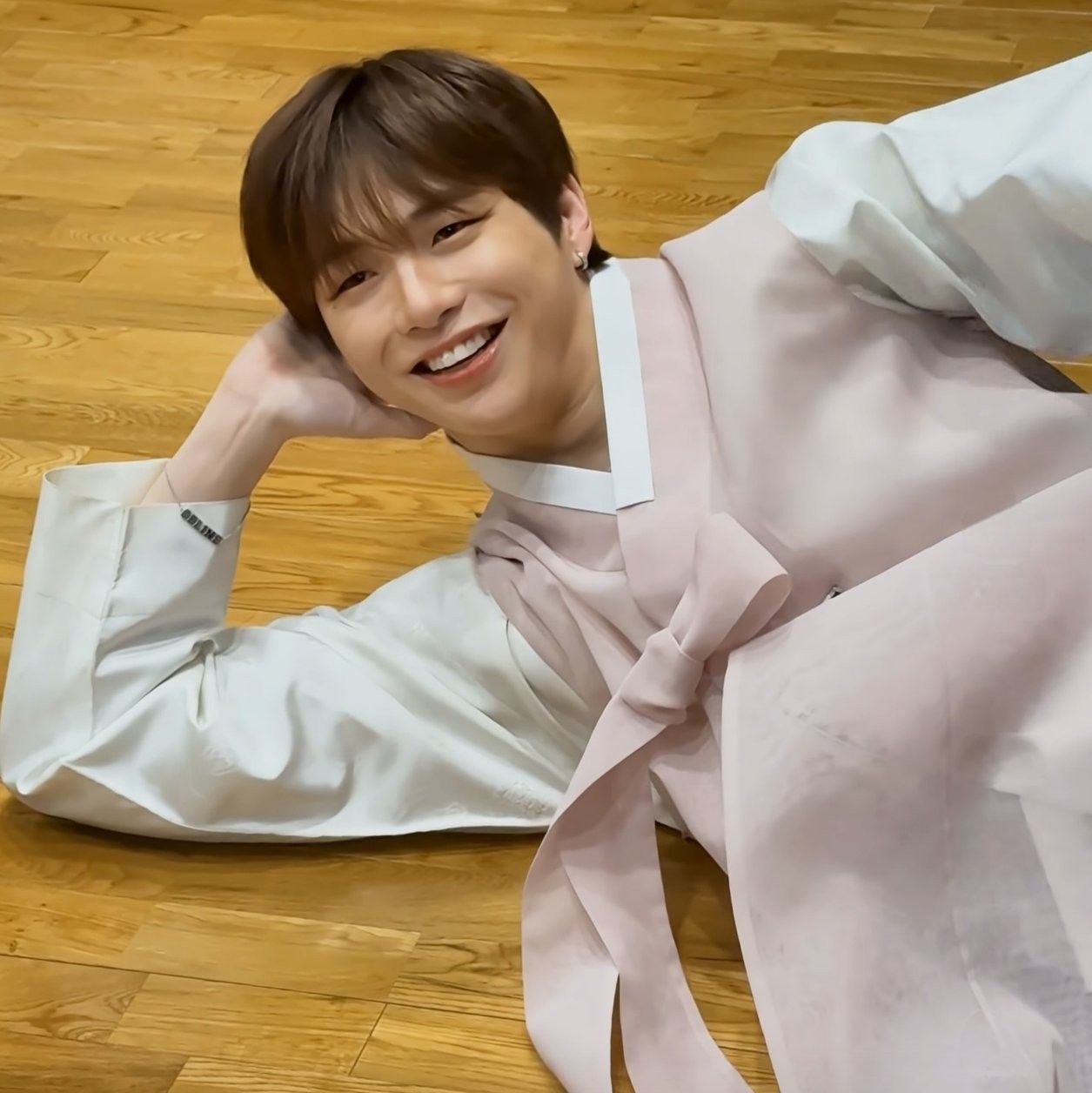 Behind-the-scenes cut of Kang Daniel