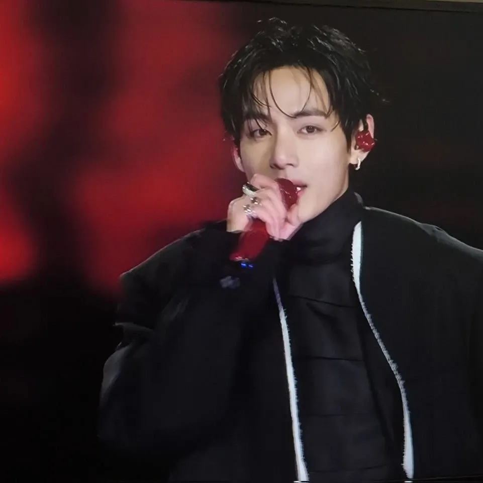 뷔 (방탄소년단)의 최신 사진