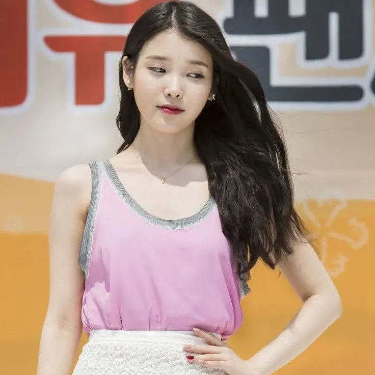 Foto aktivitas terbaru IU