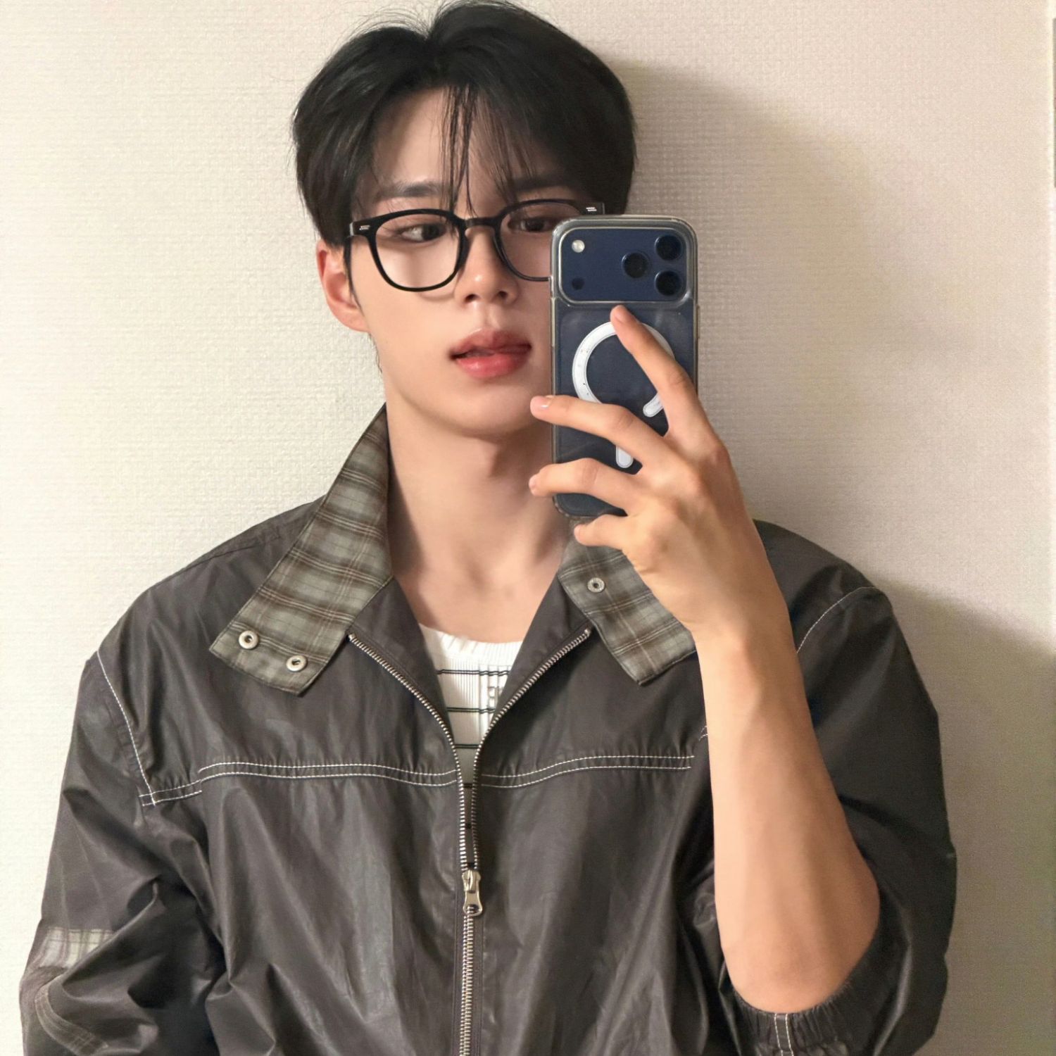 Behind-the-scenes cut of Kim Junseo (ALPHA DRIVE ONE)