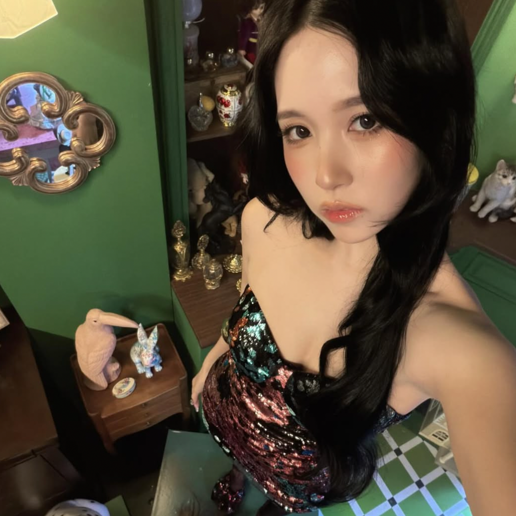 Behind-the-scenes cut of Mina (TWICE)