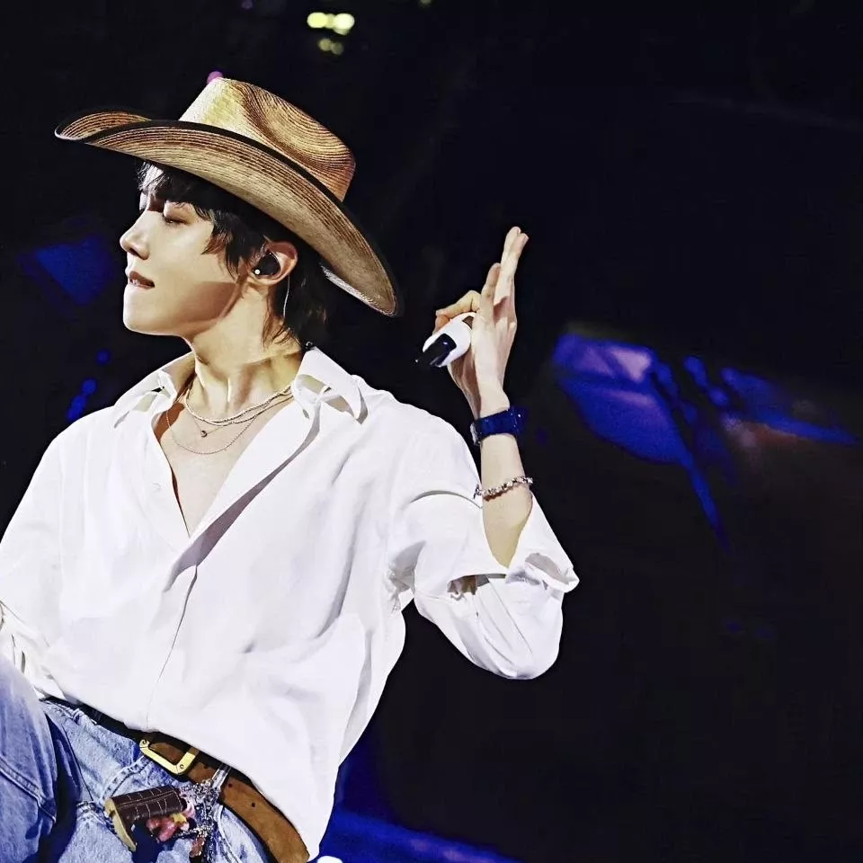 Momen yang diabadikan oleh penggemar j-hope (BTS)