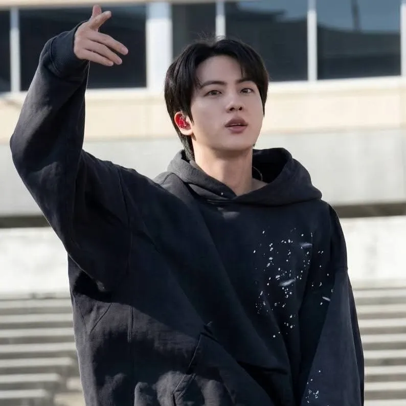 Foto aktivitas terbaru Jin (BTS)