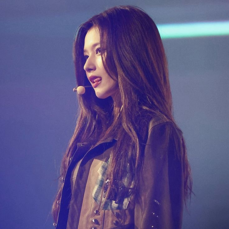 Potret di balik layar Sana (TWICE)