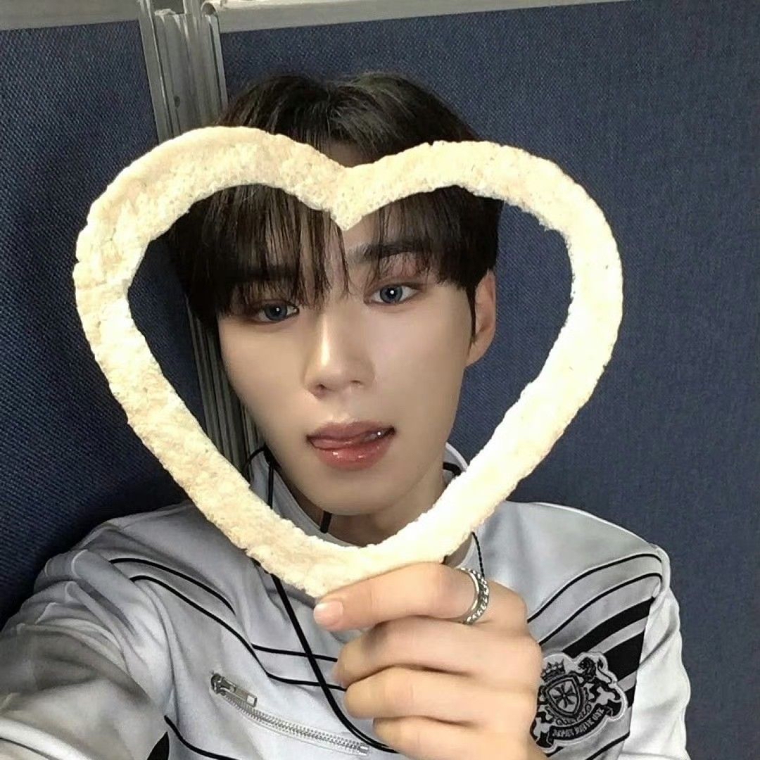 Behind-the-scenes cut of Kim Junseo (ALPHA DRIVE ONE)