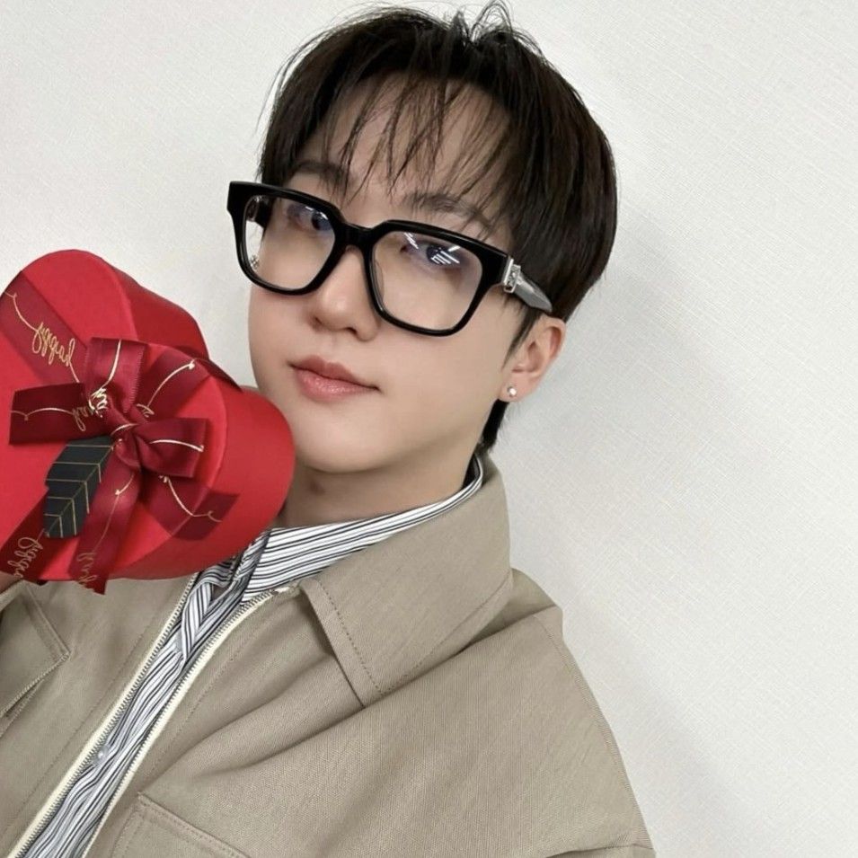 Behind-the-scenes cut of Stray Kids