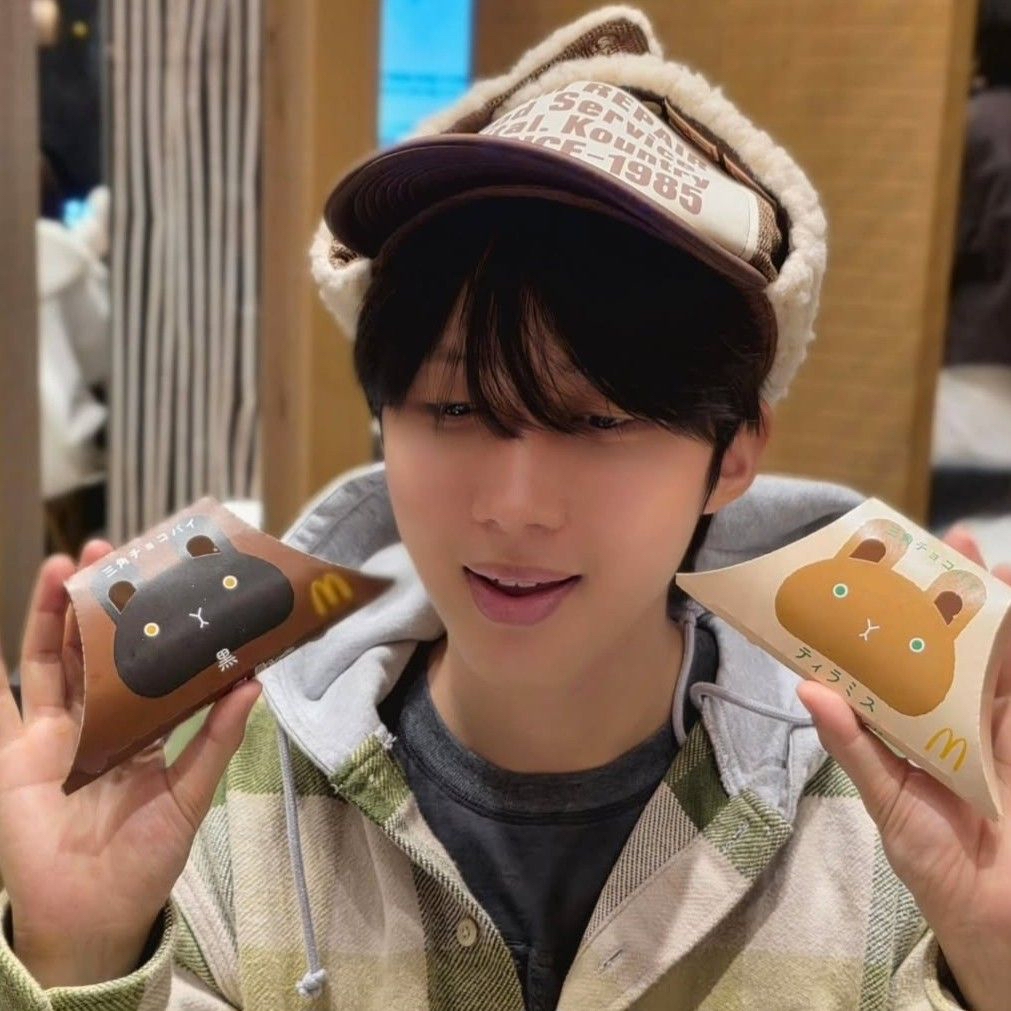 A moment captured by Hui (PENTAGON)'s fan