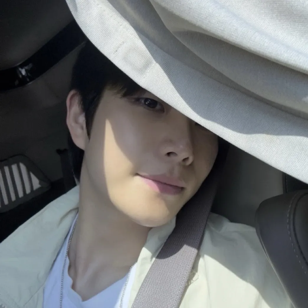 A moment captured by MJ (ASTRO)'s fan