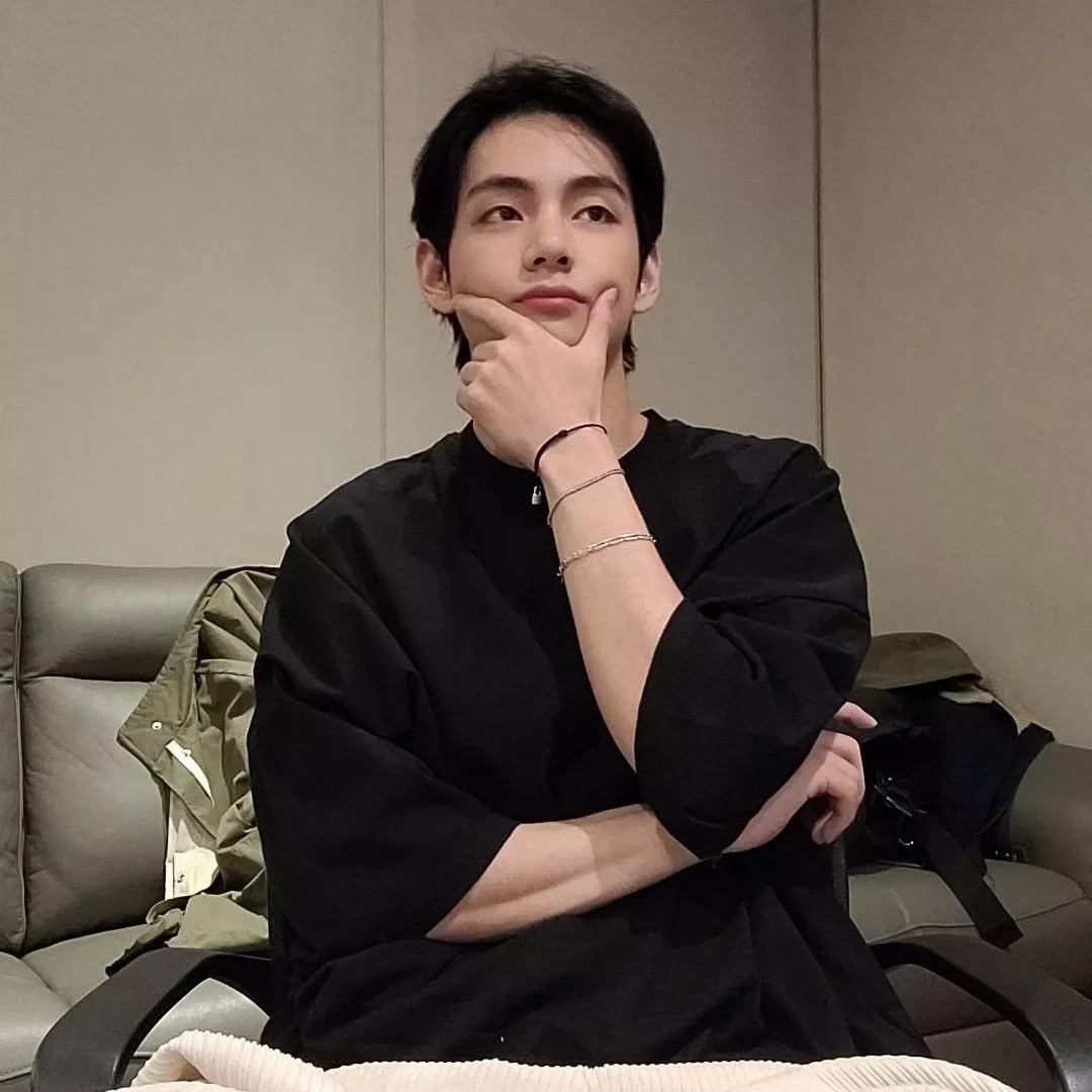 뷔 (방탄소년단)의 최신 사진
