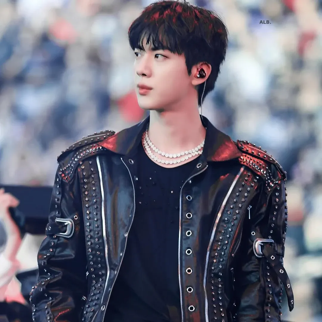 Momen yang diabadikan oleh penggemar Jin (BTS)