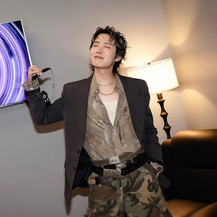 Foto aktivitas terbaru j-hope (BTS)