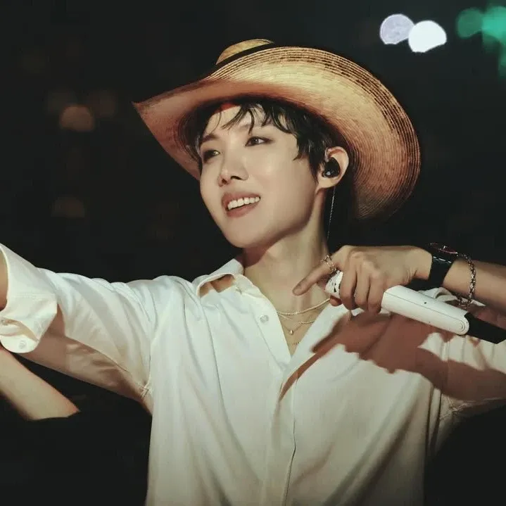 Momen yang diabadikan oleh penggemar j-hope (BTS)